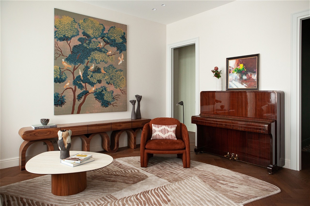 Тёмный кварцевый паркет в интерьере гостиной с пианино и деревянной мебелью